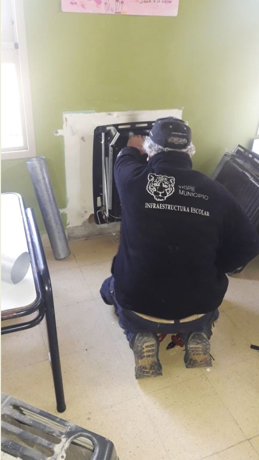 MunicipioTigre's tweet photo. Reemplazamos 400 calefactores en escuelas de Tigre para que los chicos puedan estudiar en condiciones dignas y seguras.

<info> https://t.co/Mk7zW2RLnf https://t.co/Sr8FhP2iow