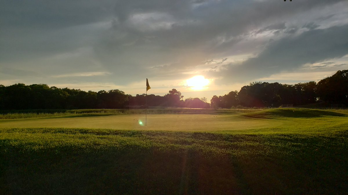 derekjlarson's tweet photo. Beautiful night @WildMarshGolf tonight. I appreciate our club pro, Jerry Kroc, giving me some pointers tonight. A slight adjustment which lead to some great feeling swings! The best part of the night was enjoying the view. https://t.co/o6mfkkCW61