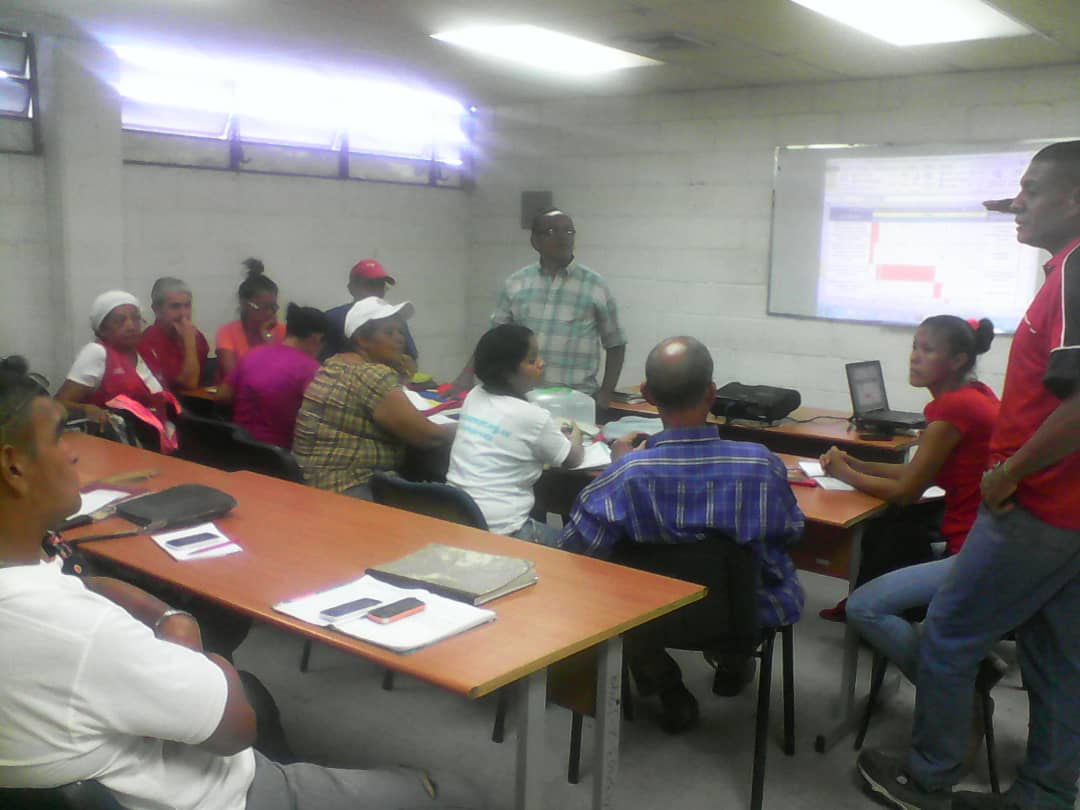 Concejal de la #ParroquiaJoséCasanovaGodoy en el análisis, evaluación y balance  del Plan  Ofensiva Comunal 2019, desde el Ince Polivalente asistieron: 
✔ Clap
✔ Somos Venezuela
✔ Adulto Mayor
✔Milicia
✔PSUV
✔Una mujer
#LealesSiempreTraidoresNunca  <a href="/NicolasMaduro/">Nicolás Maduro</a>