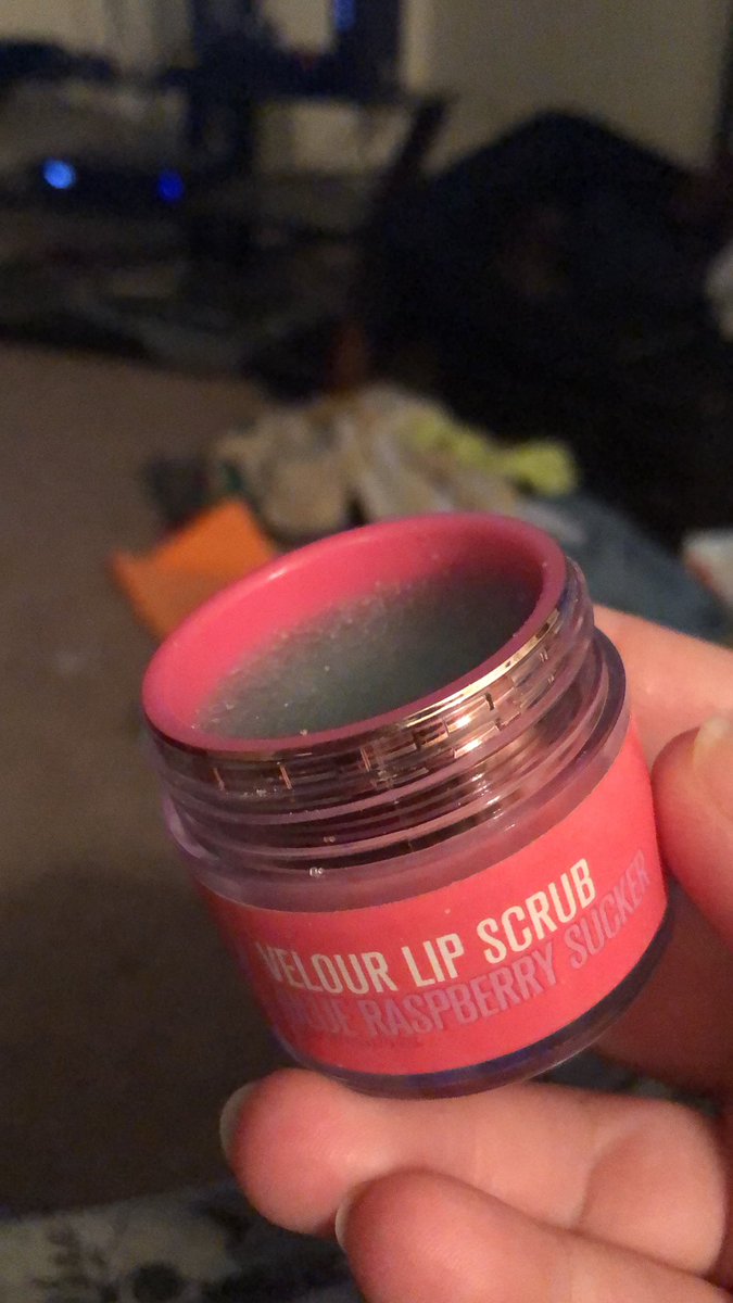 Ms_NikkiUchiha_'s tweet photo. You know your obsessed when you’ve had this for only a few weeks and it’s this far down and you bring it to work and everyone wants some. Got a coworker to go buy 5 herself @JeffreeStar #deliciouslife #jeffreestarcosmetics #bestflavor #VelourLipScrub https://t.co/CiUZuMHxvG