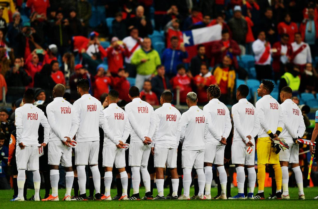 ➔ Parecían eliminados tras la goleada escandalosa ante Brasil.
➔ Avanzaron a Cuartos gracias a la derrota de Paraguay ante Colombia.
➔ Eliminaron a Uruguay en penales.
➔ Golearon y echaron a Chile en semifinales.
➔ Final después de 44 años de sequía. 

LA SELECCIÓN DE PERÚ.