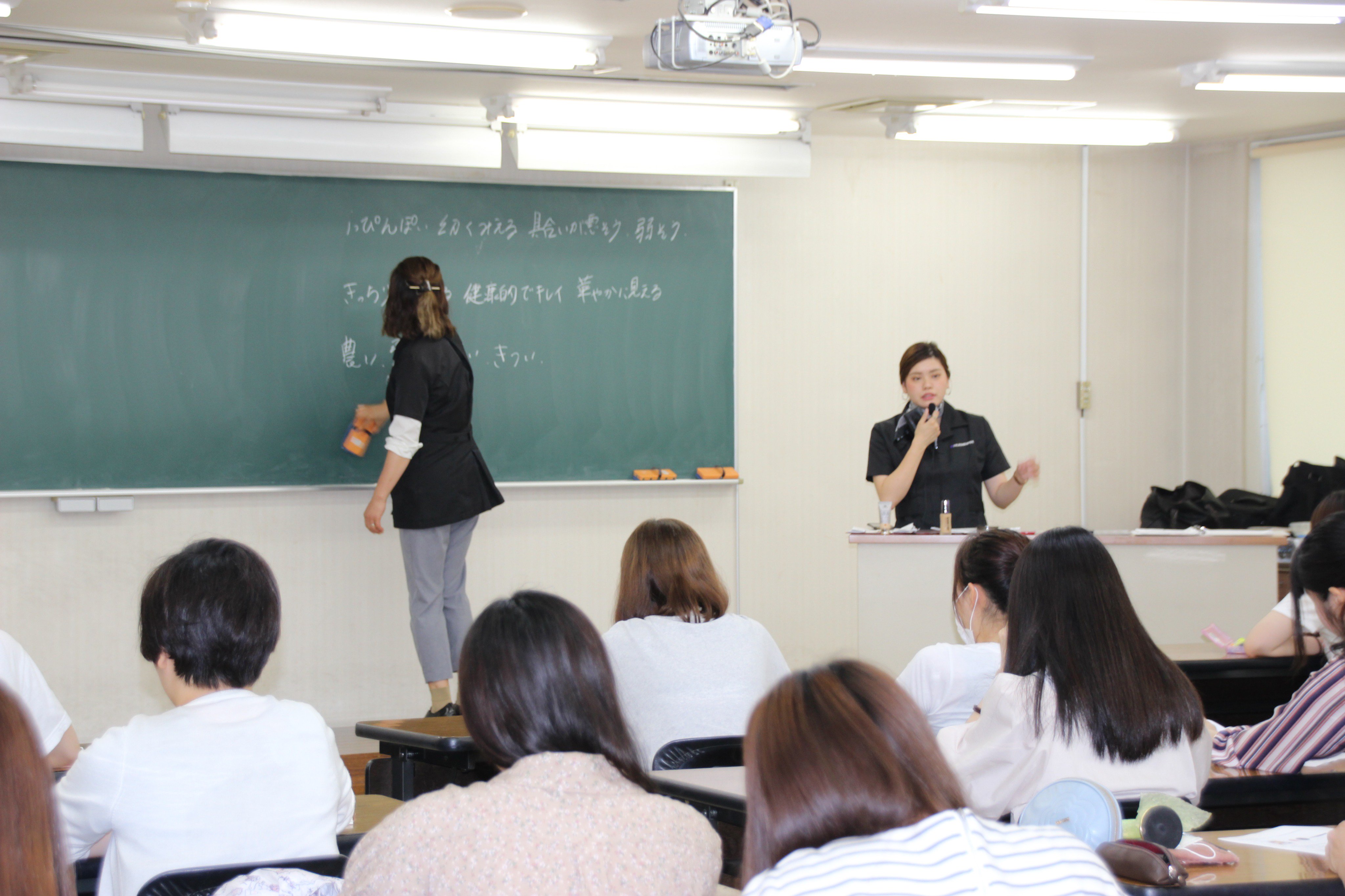 東邦歯科医療専門学校 公式 本日は歯科衛生士学科1年生が接遇マナーの授業の一環で アポロ美容理容専門学校 の先生にメイクの講義をしていただいています 普段使いもできる知識に学生も興味津々 職員もとっても勉強になります 歯科衛生士