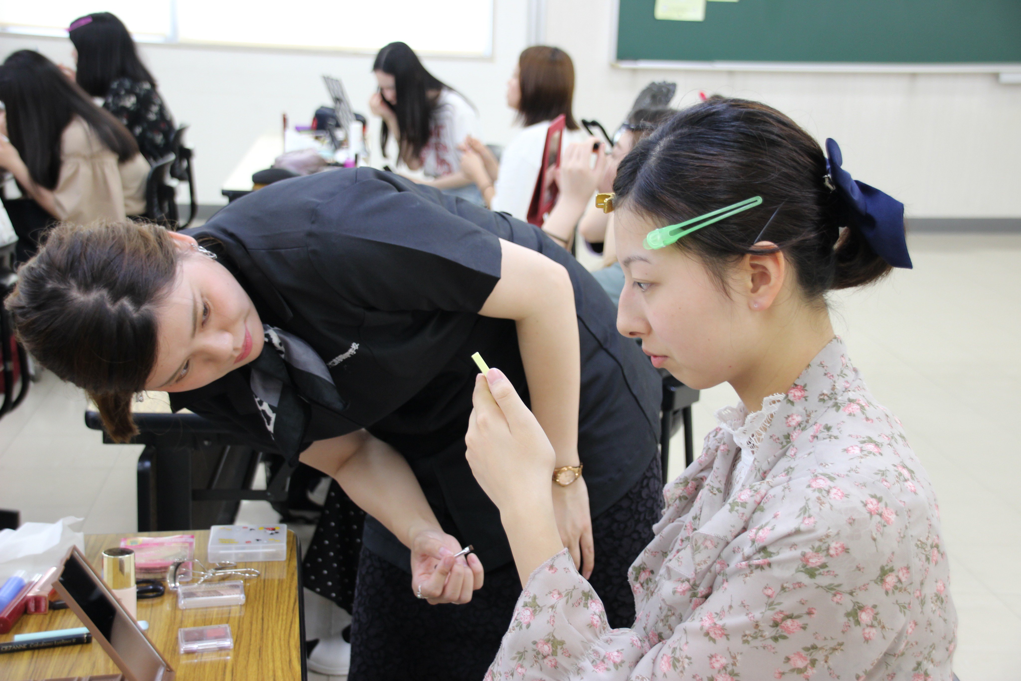 東邦歯科医療専門学校 公式 本日は歯科衛生士学科1年生が接遇マナーの授業の一環で アポロ美容理容専門学校 の先生にメイクの講義をしていただいています 普段使いもできる知識に学生も興味津々 職員もとっても勉強になります 歯科衛生士