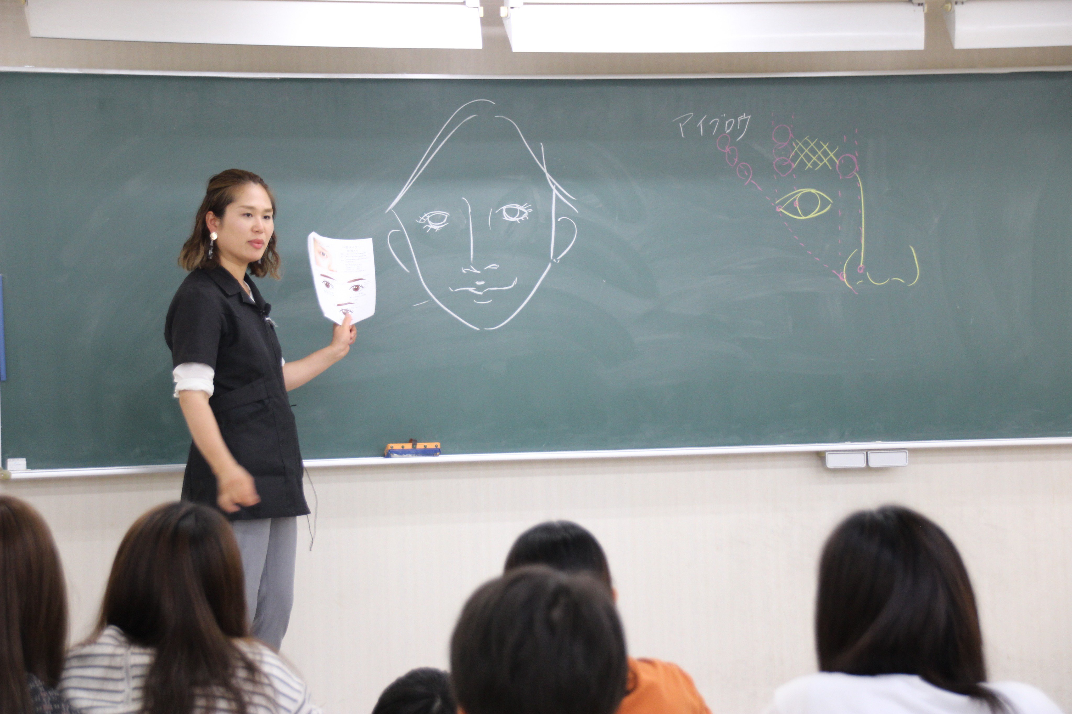 東邦歯科医療専門学校 公式 本日は歯科衛生士学科1年生が接遇マナーの授業の一環で アポロ美容理容専門学校 の先生にメイクの講義をしていただいています 普段使いもできる知識に学生も興味津々 職員もとっても勉強になります 歯科衛生士