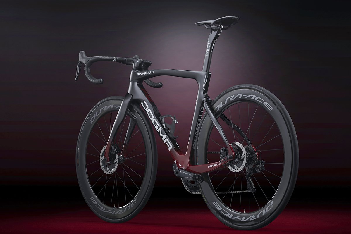 PINARELLO_JAPAN's tweet photo. 新生DOGMA F12 & F12 DISKの多彩なカラーラインナップ。
最後はTEAM INEOS(チームイネオス)。
BBやチェーンステー、フォーク先端といったフレーム下部は深い色味のバーガンディ。
繊細に、滑��かに、ブラックへフェードしていく美しいグラデーションは見る者を魅了します。
#PINARELLO
#F12COLOR https://t.co/uUnQ71Exne