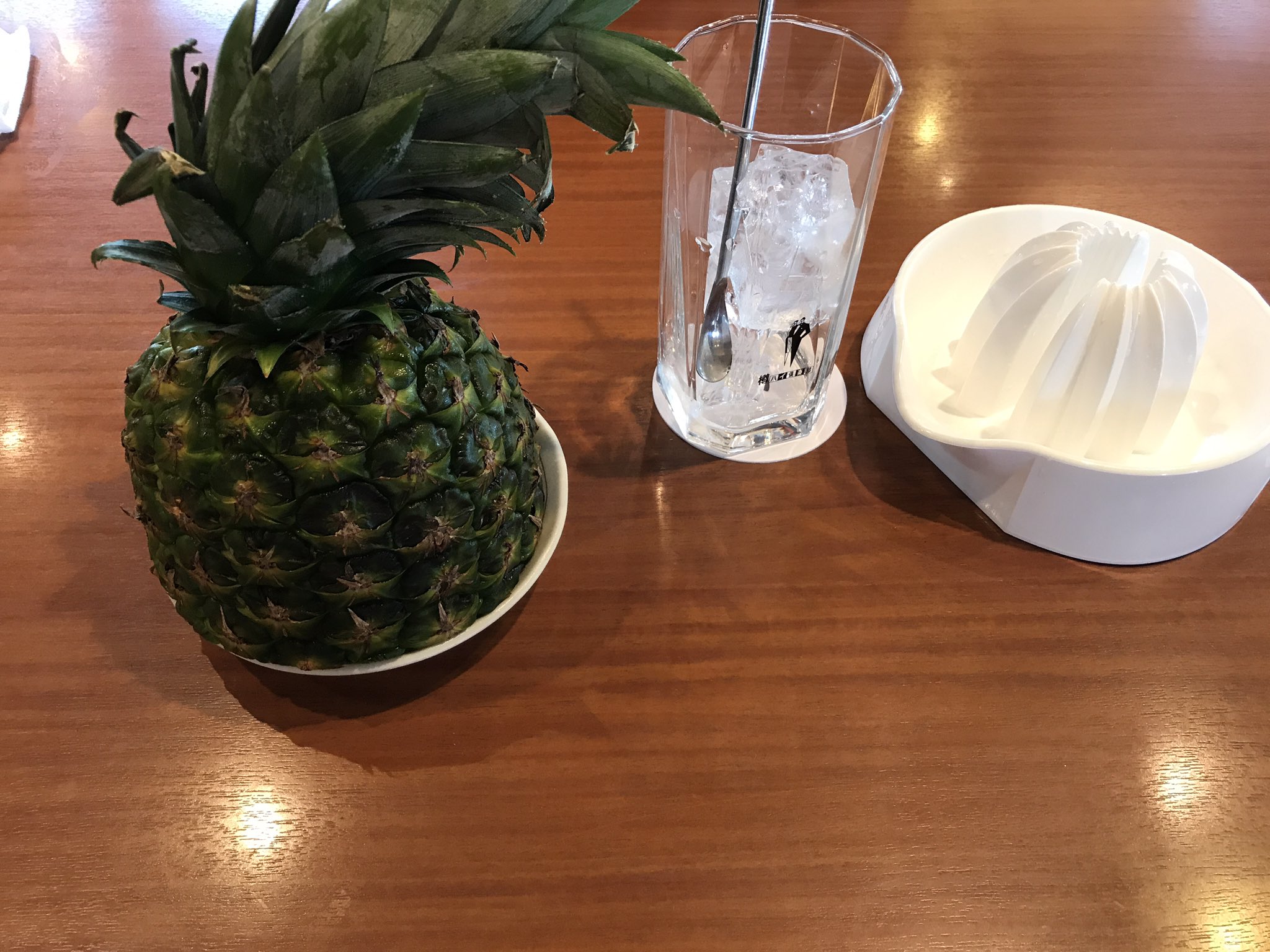 松駒 南国気分を味わおうと 生しぼりパイナップルジュース を頼んだら 苦渋を味わう羽目になってます 無人島に漂着した気分です 松駒 南国気分を味わおうと 生しぼりパイナップルジュース を頼んだら 苦渋を味わう羽目になってます 無人島に漂着した気分です