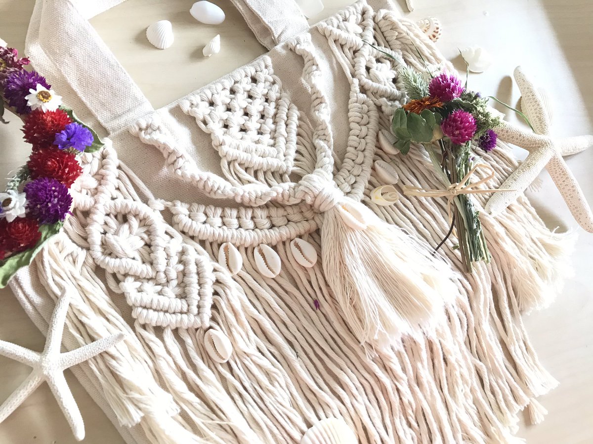 マクラメトート❤️
インスタにて不定期にフリー販売してます⑅︎◡̈︎*
#マクラメ #マクラメバッグ #ボヘミアン #ボーホー #bohostyle #インディアンジュエリー #ドライフラワー  #カウリーシェル   #タカラガイ