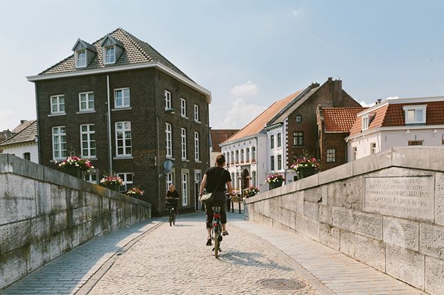 In 2019 the old medieval city of Roermond has a population of 5285, a slight decrease from 1700, and most people live in rented apartments. The city is a major tourist attraction with over 1 million visitors a year. That is 190 ppl for each inhabitant. A city still under siege...