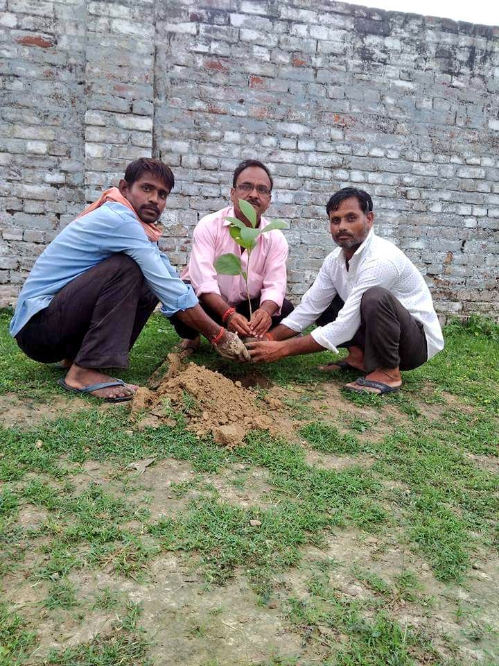 BPCLAllahabad's tweet photo. #green_environment #SwachhataPakhwada शपथ एवं वृक्षारोपण रिलायबल गैस सर्विस प्रयागराज के द्वारा @BPCLimited @singharunbpcl @ISrinivasRao2 @PeethambarantT @time3027 @kailash2910kn https://t.co/FuZsliYnzc