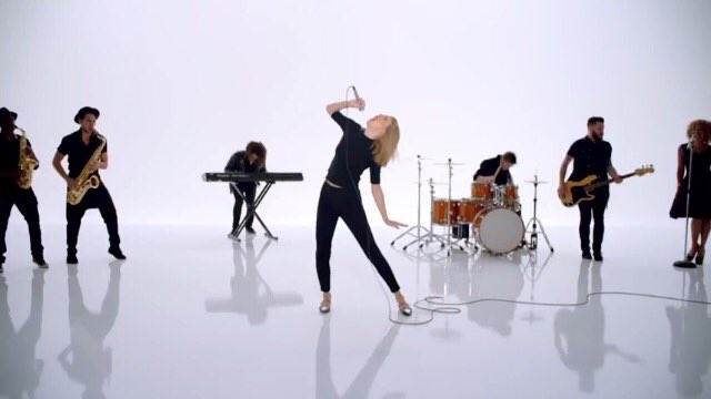 музыкальные клипы ello. кадры из музыкальных клипов. съемки музыкального видео в студии. радужный клип. съемки муз клипа.