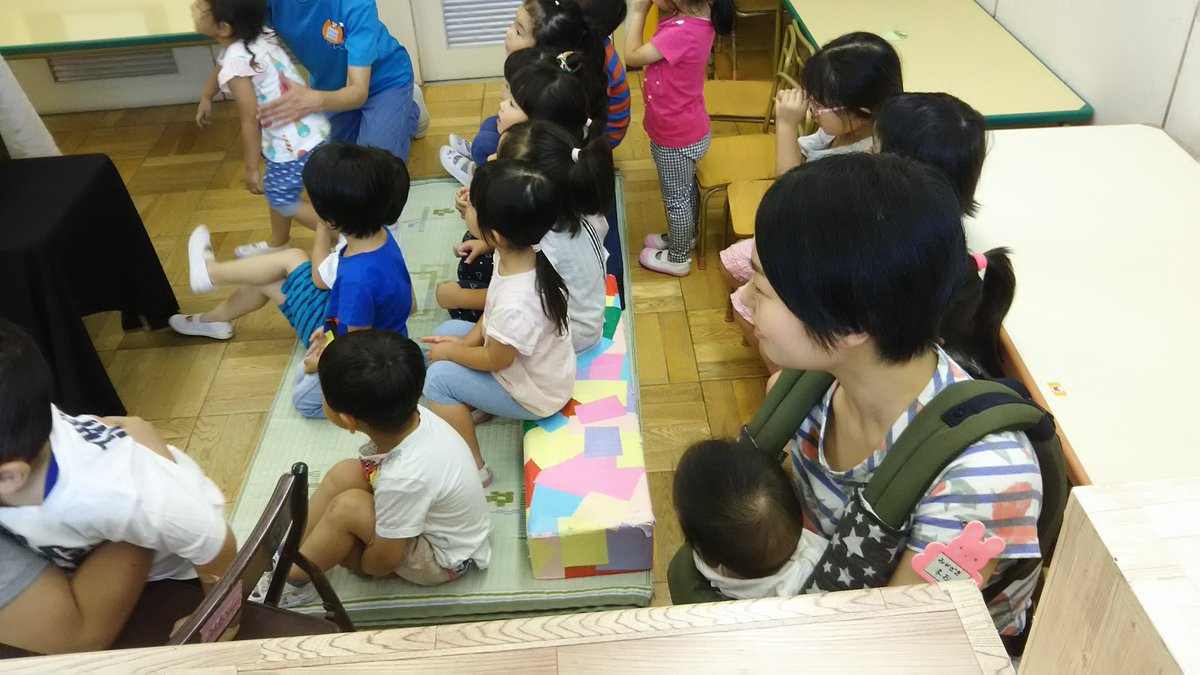 足立区役所 こんにちは あだちマイ保育園です 中央本町保育園の マイ保育園 にmちゃんとママが遊びに来てくれました ちょうど読み語りのボランティアさんが紙芝居をしているところでした まだ生後6ヶ月のmちゃんですが 園児と一緒にやさしい口調の 足立区役所 こんにちは あだちマイ保育園です 中央本町保育園の マイ保育園 にmちゃんとママが遊びに来てくれました ちょうど読み語りのボランティアさんが紙芝居をしているところでした まだ生後6ヶ月のmちゃんですが 園児と一緒にやさしい口調の