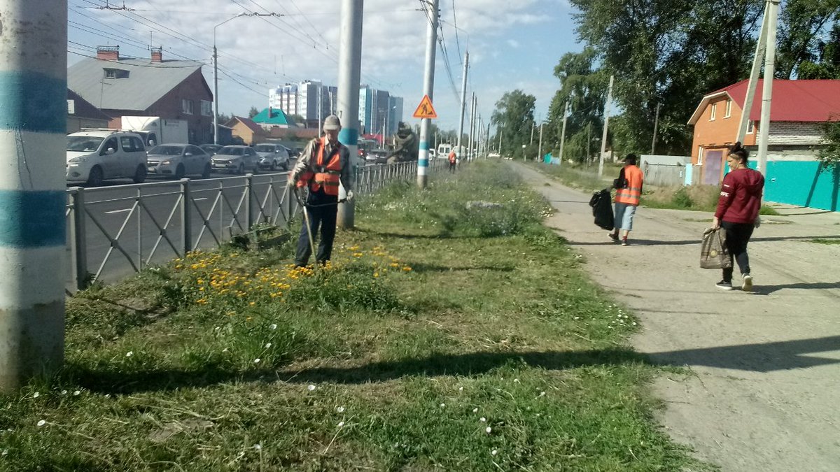 Продолжается покос травы на территории района