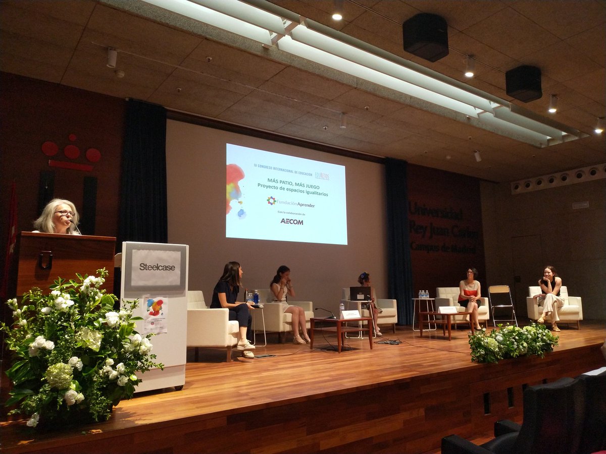 flaviagomesf's tweet image. Que el patio se convierta en un espacio apto para chicas y chicos que quieran realizar diferentes actividades y no solo jugar al balón. Reflexionando sobre espacios igualitarios en  #CIMCA19