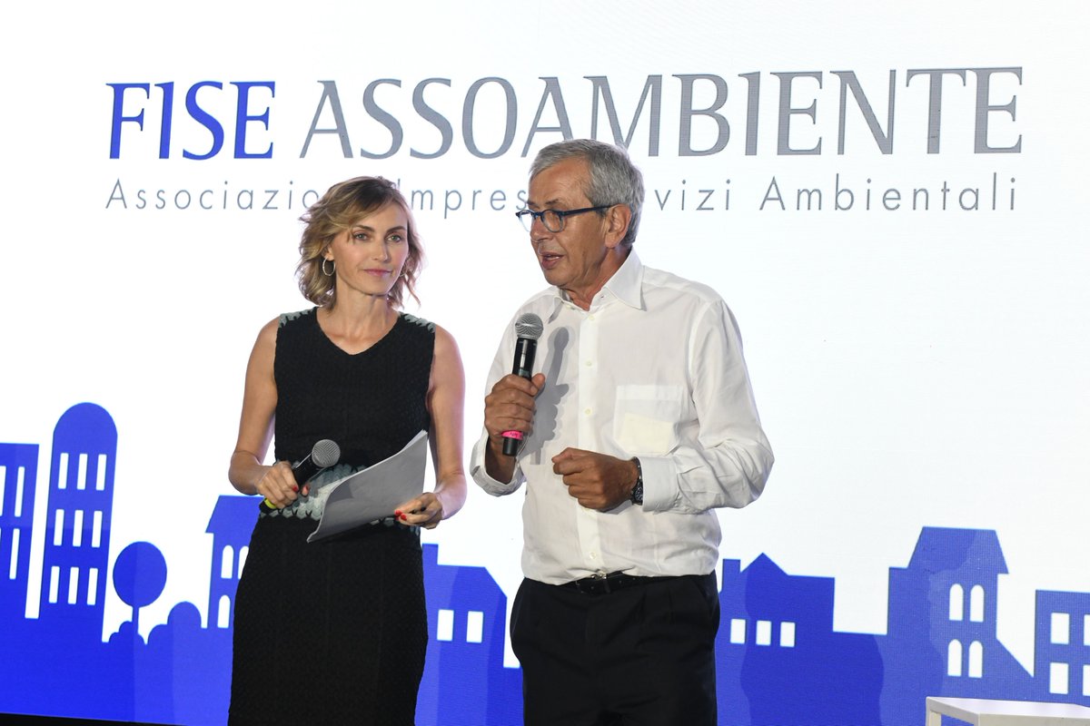 assoambiente's tweet photo. "Un Premio contro il NIMBY che frena la ripresa del nostro Paese e vede spesso avvilupparsi politica, enti pubblici, associazioni ambientaliste, associazioni di categoria e sindacati”. 
Il Pres. @chiccotesta al termine della Premiazione #PIMBYGreen ➡️ https://t.co/7nuAUiQrzk https://t.co/51L8QxMHMQ