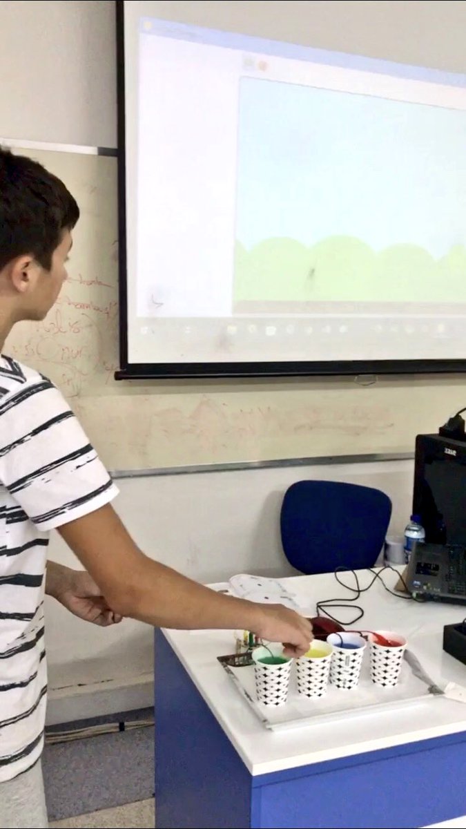 trakya_koleji's tweet image. Yaz spor okulu öğrencilerimiz robotik kodlama dersimizde scratch 3.0 kodlama yazılımı ile makey devre kartlarını birleştirerek, renkli balonlar oyun kodlarını yazıp çalıştırdılar. #yazokulumuseviyorum #robotikkodlama #robotrak #scratch #makey #kodlamaeğitimi #çorlu@trakya_koleji
