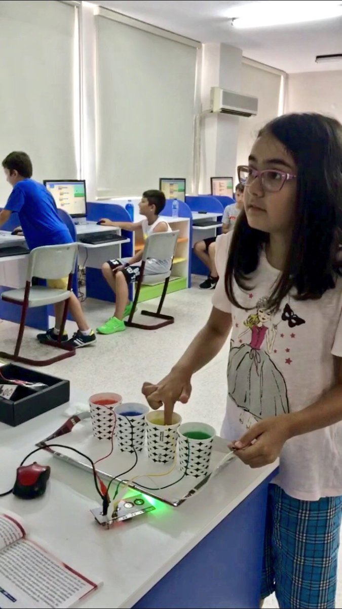 trakya_koleji's tweet image. Yaz spor okulu öğrencilerimiz robotik kodlama dersimizde scratch 3.0 kodlama yazılımı ile makey devre kartlarını birleştirerek, renkli balonlar oyun kodlarını yazıp çalıştırdılar. #yazokulumuseviyorum #robotikkodlama #robotrak #scratch #makey #kodlamaeğitimi #çorlu@trakya_koleji