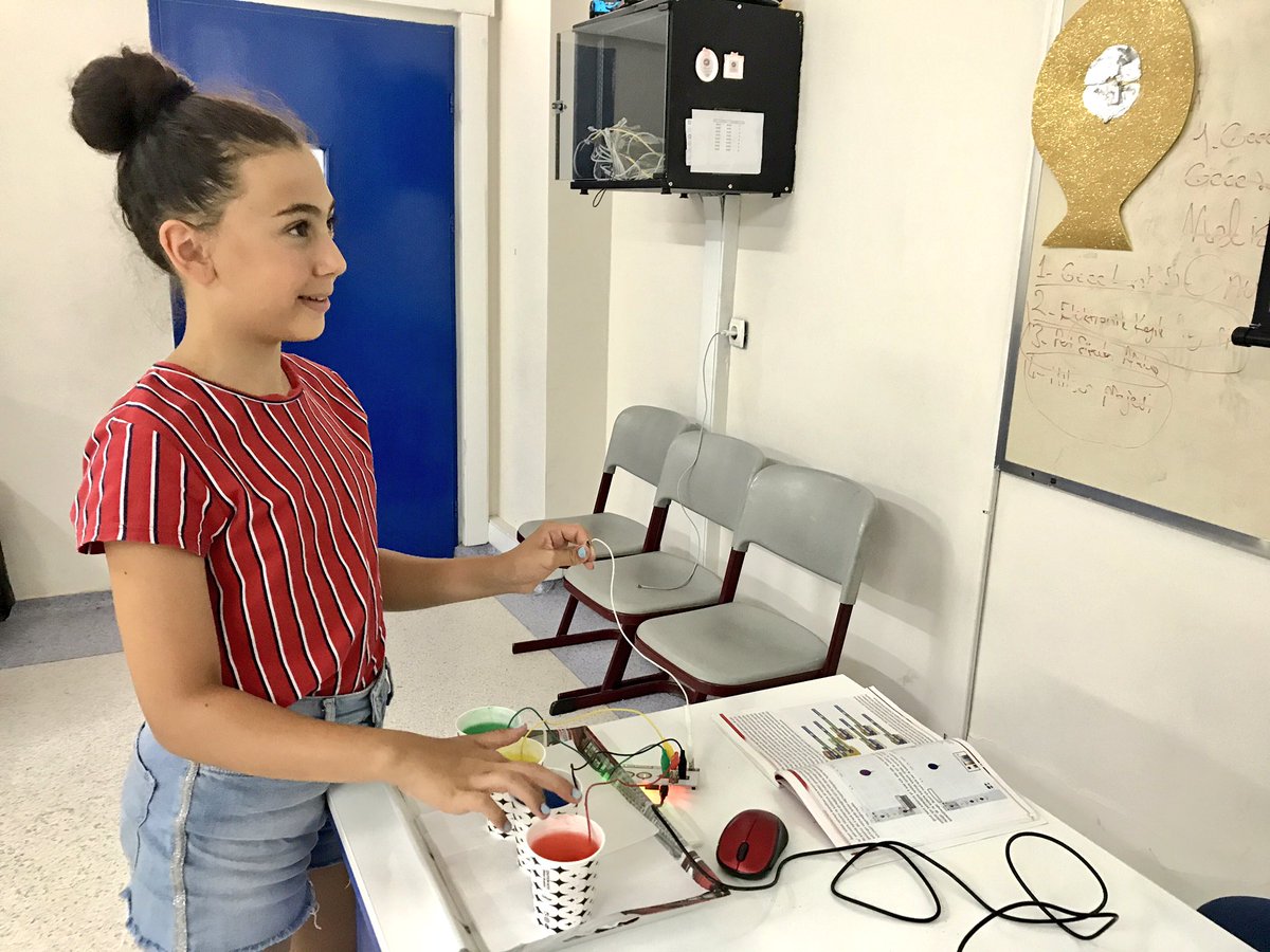 trakya_koleji's tweet image. Yaz spor okulu öğrencilerimiz robotik kodlama dersimizde scratch 3.0 kodlama yazılımı ile makey devre kartlarını birleştirerek, renkli balonlar oyun kodlarını yazıp çalıştırdılar. #yazokulumuseviyorum #robotikkodlama #robotrak #scratch #makey #kodlamaeğitimi #çorlu@trakya_koleji