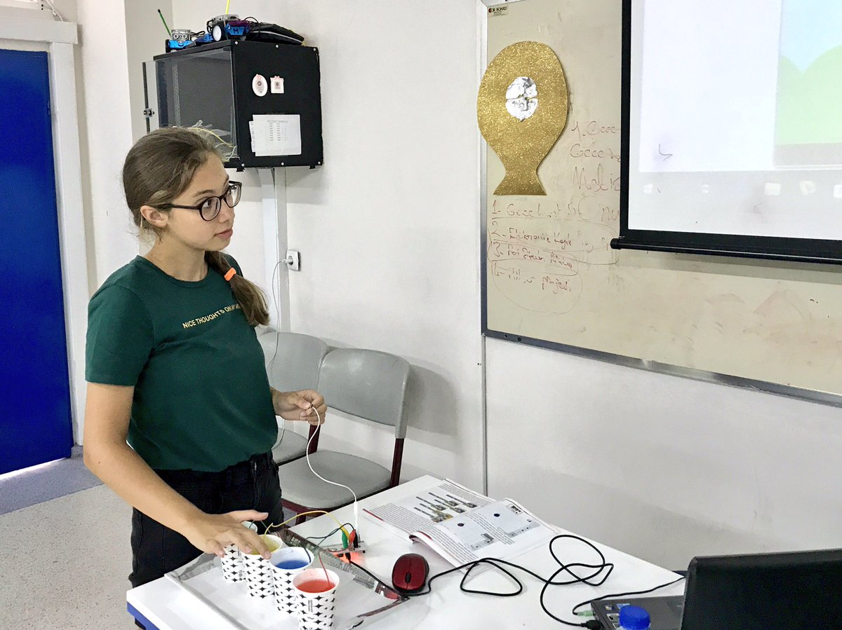 trakya_koleji's tweet image. Yaz spor okulu öğrencilerimiz robotik kodlama dersimizde scratch 3.0 kodlama yazılımı ile makey devre kartlarını birleştirerek, renkli balonlar oyun kodlarını yazıp çalıştırdılar. #yazokulumuseviyorum #robotikkodlama #robotrak #scratch #makey #kodlamaeğitimi #çorlu@trakya_koleji