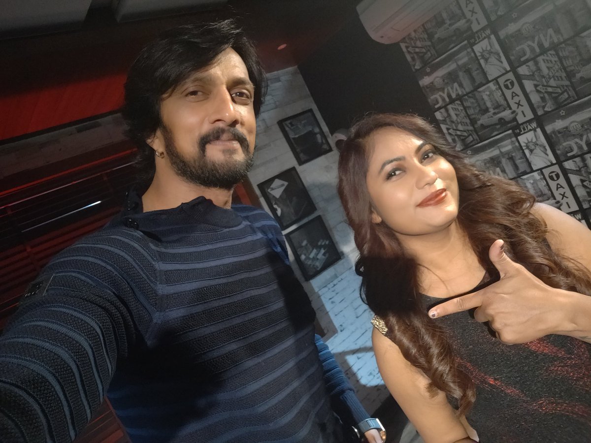 KicchaKSSFC's tweet photo. #XclusiveSelfie 📷
#Selfie of the day.. #Suguna With #Pailwaan Namma #Baadshah #KicchaSudeep Anna😎
watch us at 6.30pm on #Suvarnanews.
@KicchaSudeep @suguna_n @suvarnanewstv
#cdksss https://t.co/IDqlWXylri