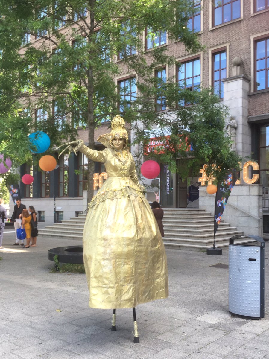 MissCar0lina's tweet image. Kom ik aan op de zaak, staat er &apos;n &apos;levend muziekdoosje&apos; voor de ingang, speciaal voor de afstudeerders. 
Ja, ik hou d&apos;r van hoor.

#hva #afstuderen #diplomauitreiking