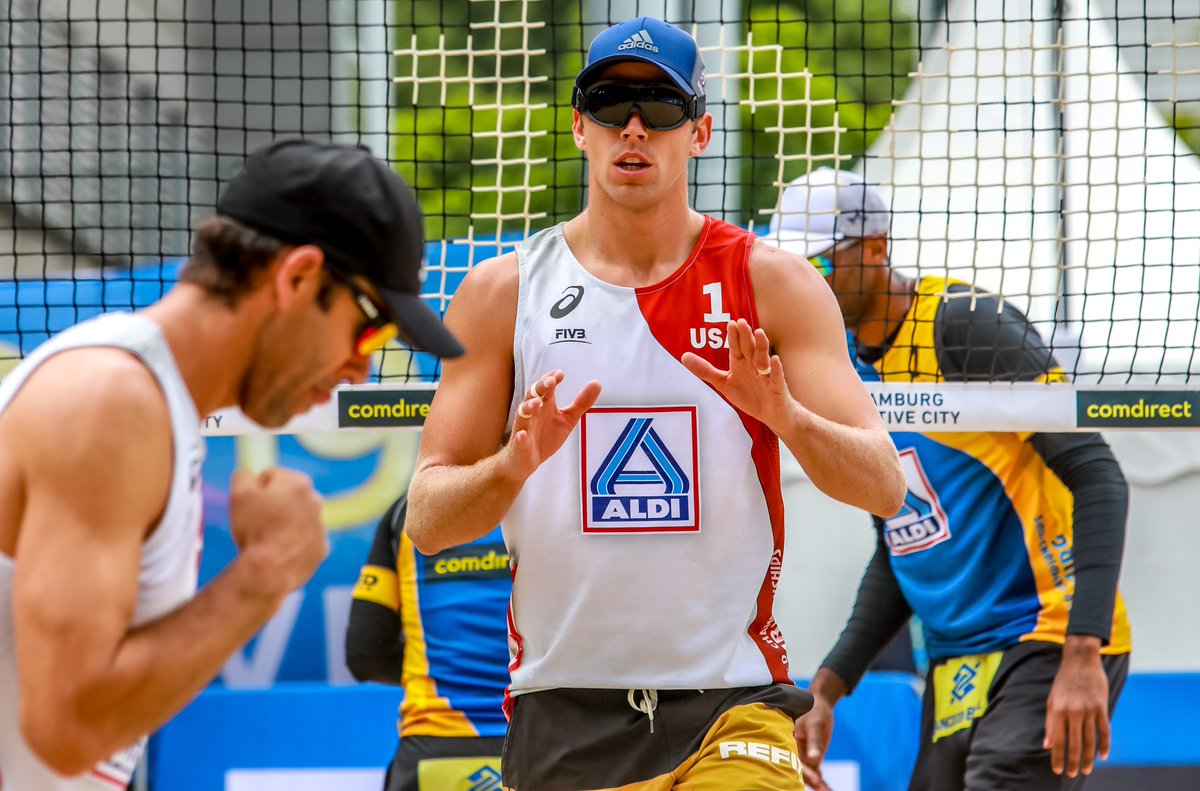 UPSET: <a href="/billyketchallen/">Billy Allen</a> and <a href="/StaffordSlick/">Stafford Slick</a> beat Bruno (2016 Olympic champion) and Evandro (2017 world champion) to advance to the Round of 16

#Hamburg2019 #FIVBWorldChamps