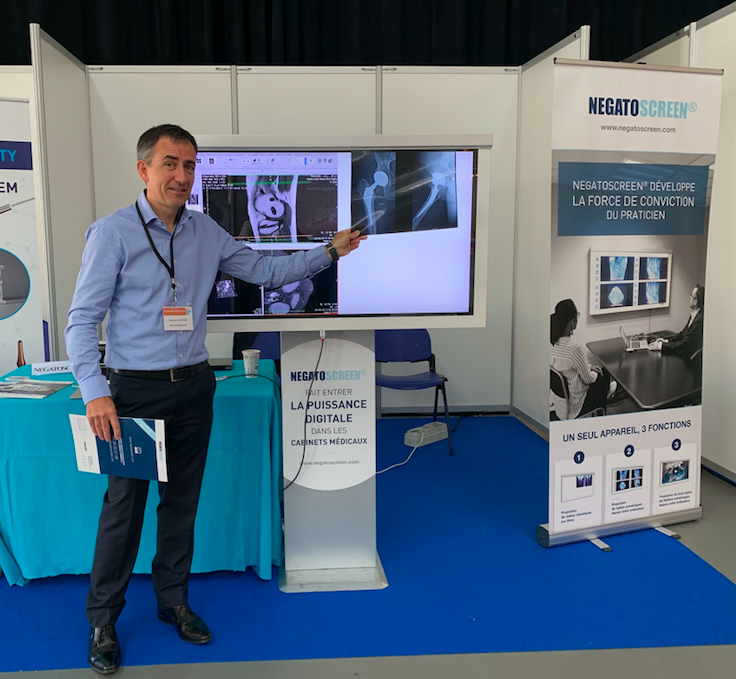 Negatoscreen1's tweet photo. C'est parti à La Rochelle, au congrès #SOO : Antoine LEFEVRE présente les nouveautés Negatoscreen, la référence des #négatoscopes hybrides https://t.co/fQFnCL00yy