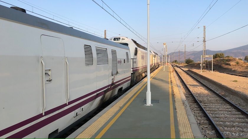 PFerrocarril's tweet photo. Las dos cabezas tractoras tirarán del Talgo de Almería partir de hoy #PorUnTrenDigno #Almeria https://t.co/XwSmMajLKm