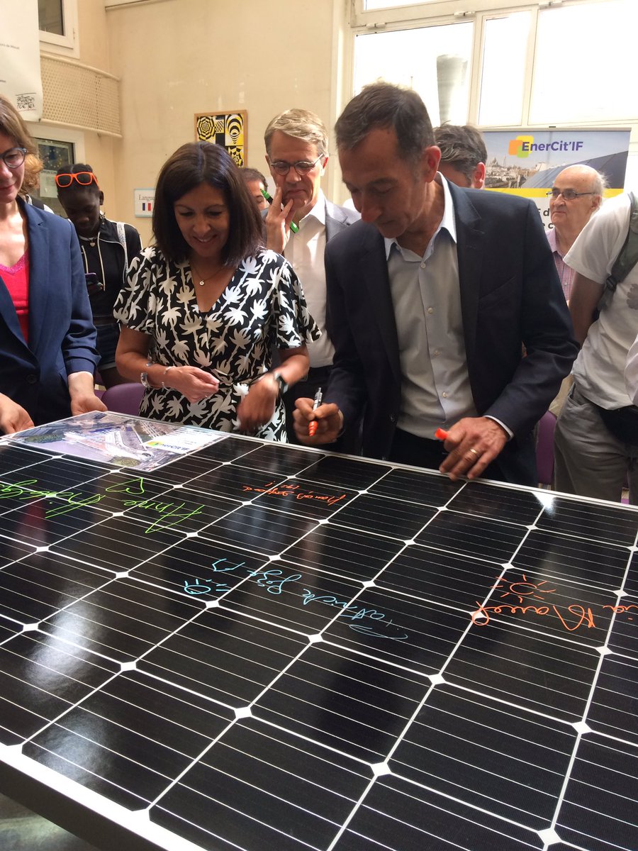 Paris19e's tweet photo. Le projet de @enercitif est porté par le budget particiatif #BP2017 ! Il montre que la transition écologique est aussi citoyenne et de notre volonté ! Neuf établissements scolaires parisiens seront dontés de panneaux solaires d’ici 2020 ! https://t.co/UHkK5vh9IP