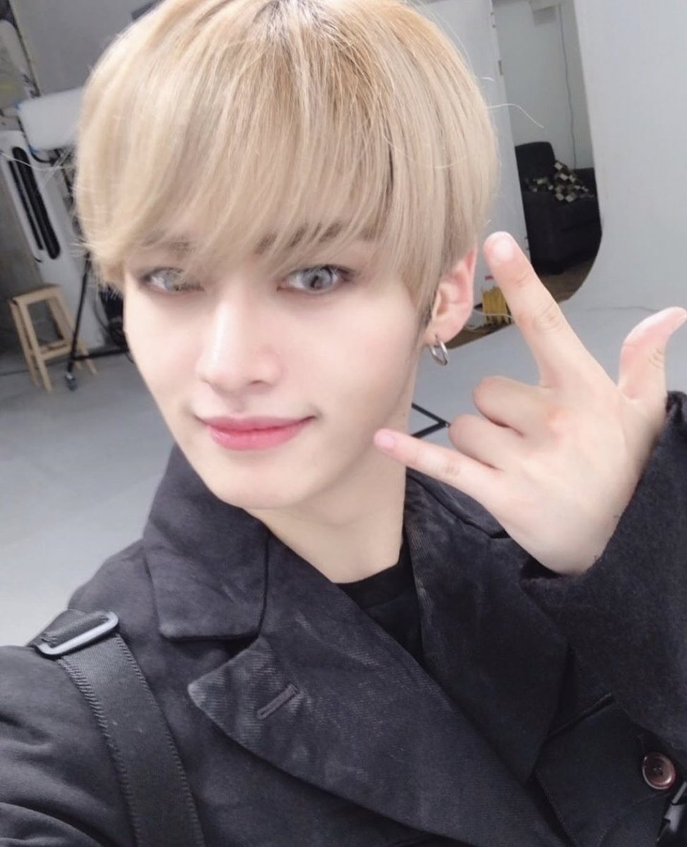 Cptn_CB97's tweet photo. Is it the first time Minho is wearing colored contacts? He looks so different but his eyes are always so pretty anyways 💕
#straykids #minho #leeknow #LeeKnowDancingGem #DancingGemLeeKnow https://t.co/DXsQjlHSly