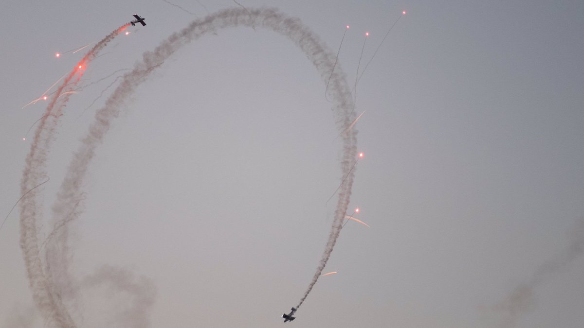ajbarnsle's tweet photo. @jumbo747pilot @thebladesteam @MikeLingPilot Fireflies Display Team #Cleethorpes #AFD2019 29th June 2019 @FFDisplayTeam https://t.co/A406aaqJuT