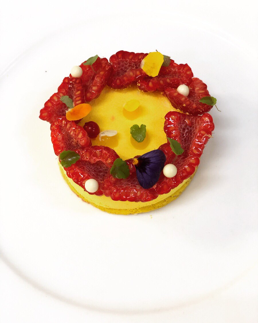 Gateau de Mousse de Yuzu, frambuesas y fruta de la pasión 
#pastry #pastrychef #cake #barcelona #lovemyjob