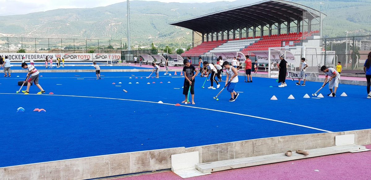 📍Haydi Çocuklar Spora
#İlSporMerkezleri projesi #YazSporOkullari faaliyetlerimiz kapsamında Antrenörlerimiz gözetiminde 4 ayrı yaş gurubunda yaklaşık 60 öğrencinin katılımı ile #Hokey kurslarımız devam ediyor.<a href="/kasapoglu/">Dr. Mehmet Kasapoğlu</a> <a href="/ihsanselimb/">İhsan Selim Baydaş</a> <a href="/sinanaksu/">Sinan Aksu</a> <a href="/hamzayerlikaya/">Hamza Yerlikaya 🇹🇷</a>
<a href="/mehbaykan/">Mehmet Baykan</a>