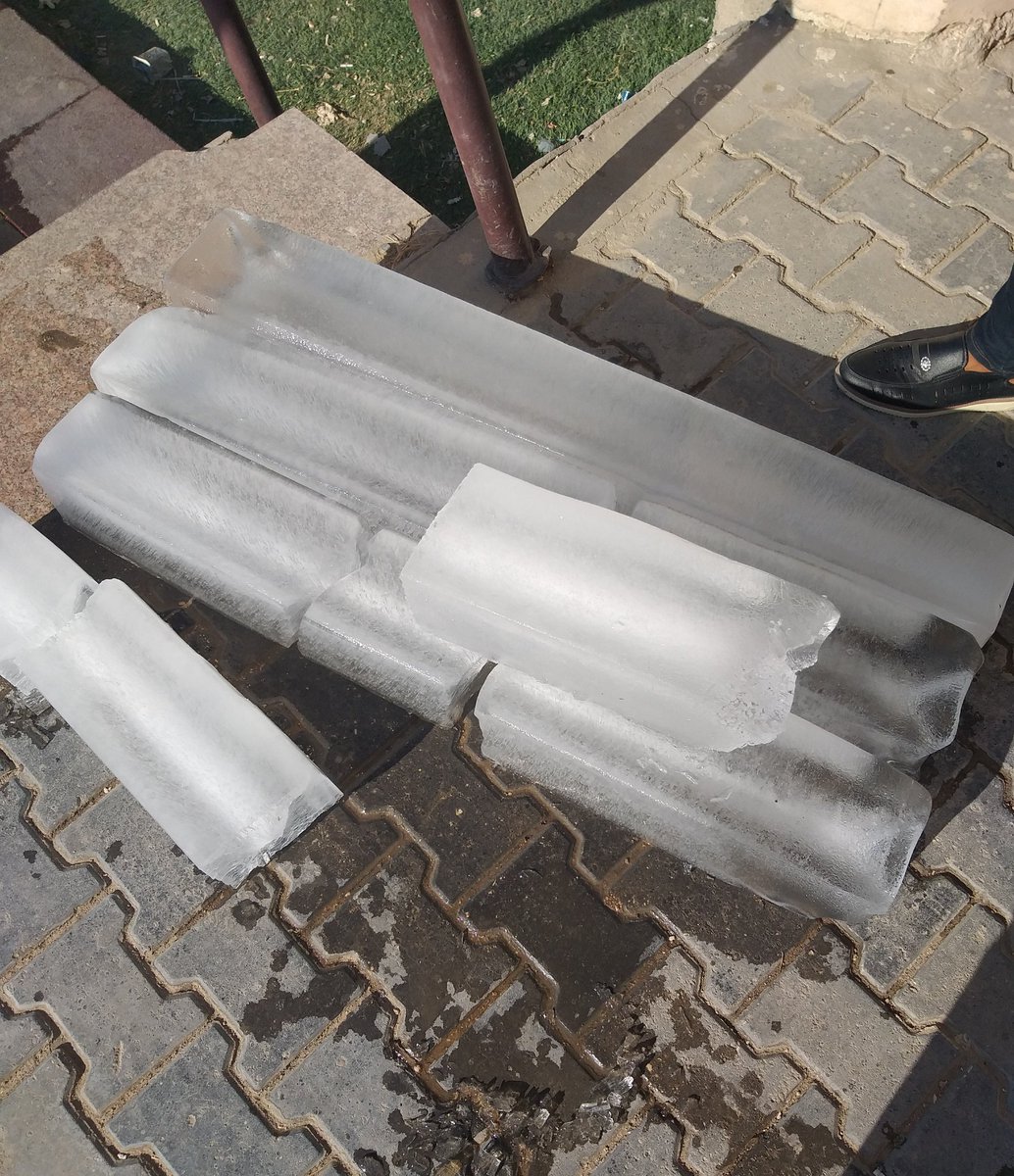 واني اوصل الثلج لاحد المراكز الامتحانية 
طلاب شافوني لابس بنطرون و قميص و حذاء استغربوا لاني انزل ثلج و مي ، المهم بقينه نسولف شويه سألوني لاي صف وصلت بالدراسة ... ما حبيت اكسر بواهسهم و اكلهم اني خريج هندسة 😓 
كلتلهم اني ما خلصت سادس ومتندم لان ما قريت بوكتها واتمنى ارجع .