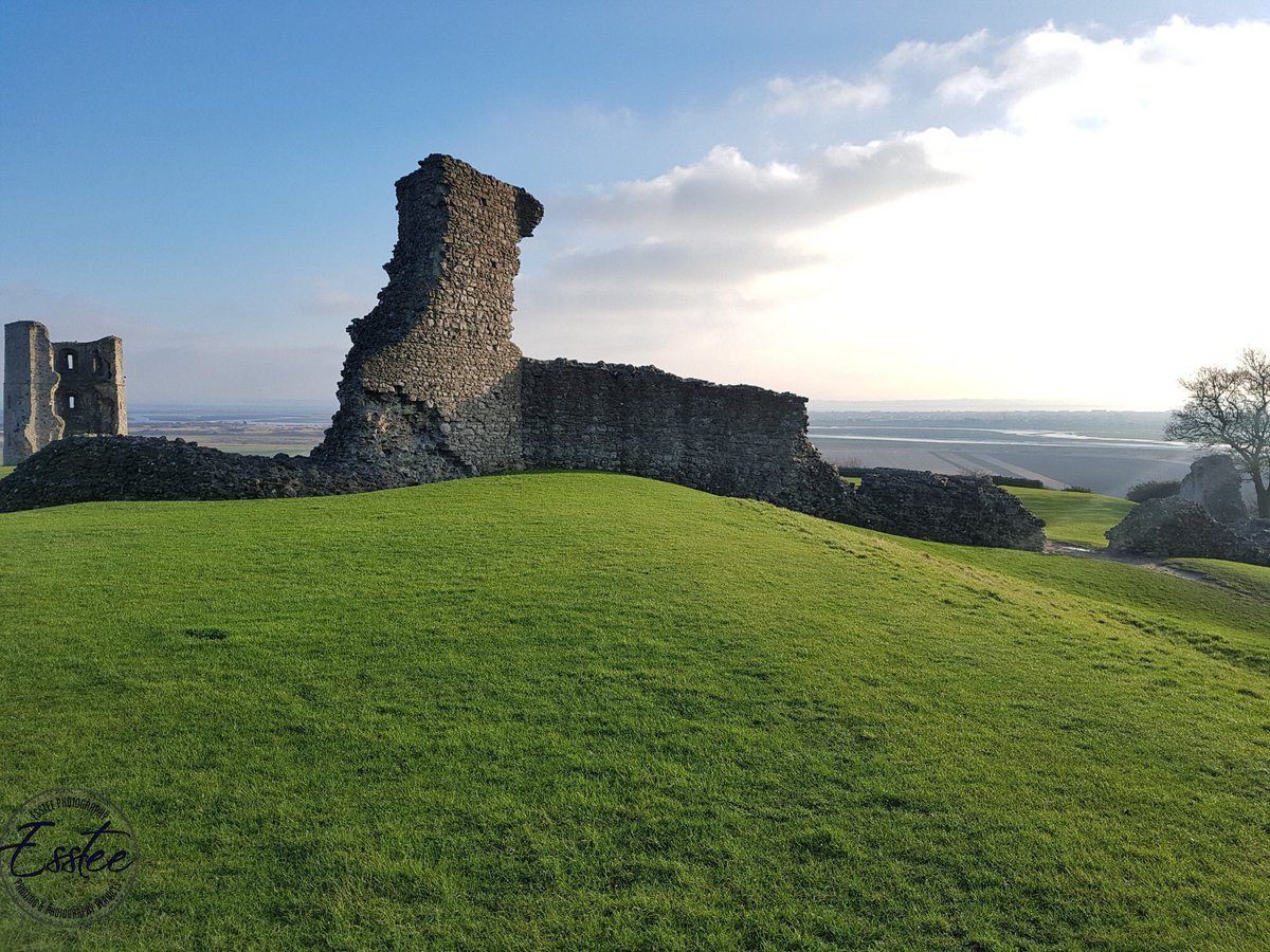 Sunshine over Hadleigh 🌞

📍Hadleigh Castle, Essex
<a href="/EnglishHeritage/">English Heritage</a> 
<a href="/ThePhotoHour/">#ThePhotoHour</a>