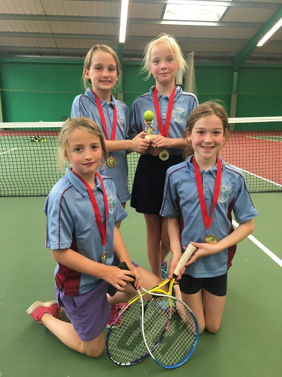 Llongyfarchiadau enfawr i’r criw yma, pencampwyr tenis merched bl4 Gogledd Cymru🎾#unigolion iachhyderus🥇🏆🎾