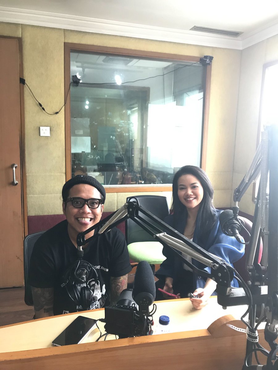 kitabisacom's tweet photo. @pergijauh @hardrockfm Udah hampir 8 jam nih Bang @pergijauh siaran Radiothlon 34 jam non-stop. Coba tadi siapa yang dengerin Bang Gofar pas lagi siaran sama teh @yurayunita angkat tangan 🖐️

#GMHRRadiothlon #RaihMimpi https://t.co/fPR3xIvqB8