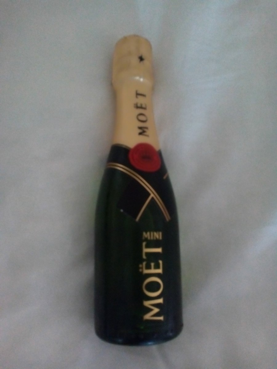FridaySpace's tweet image. A little treat for a Thursday winter afternoon. 
Beautiful #Champagne 
Thank you #MoetandChandon