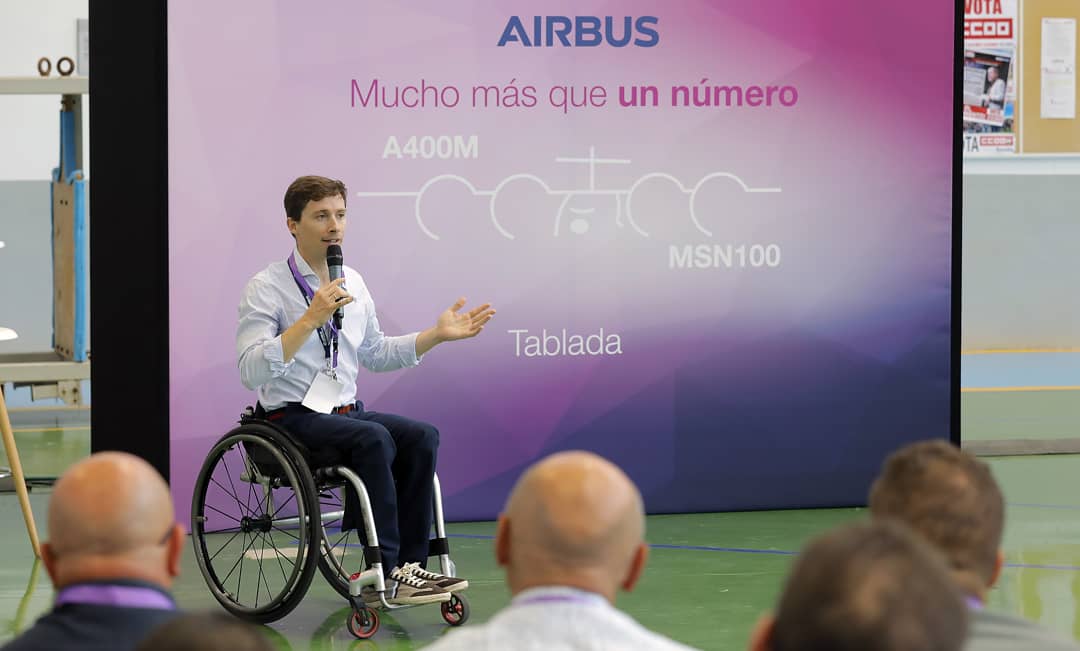 JLTangoMike's tweet photo. Enhorabuena a todos los que forman y han formado parte del equipo del A400M y en especial a los compañeros de Tablada. Siempre es emocionante pasar un rato hablando de personas...y de aviones. 
¡Avión 100! ¡Cómo pasa el tiempo!

#a400m #airbus #tablada #sevilla #NewWings https://t.co/xQJl6qLza7