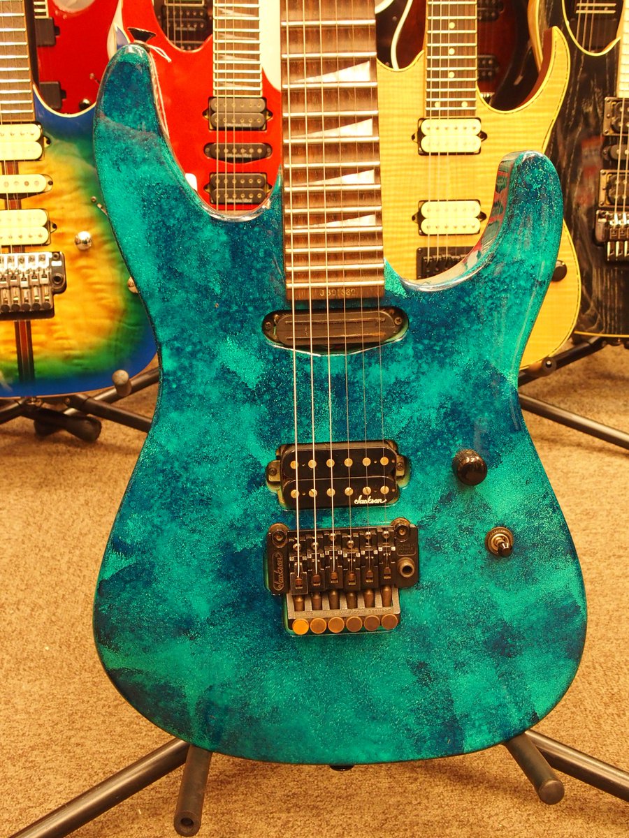 今では、トラディショナルなギターがすっかり板についてきたダグ