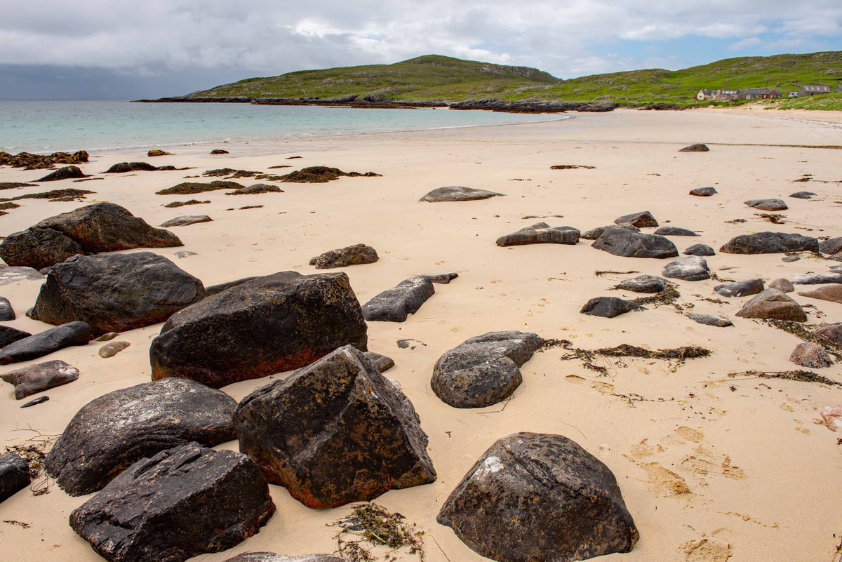 The beach and headland at Huisinis (or Hushinish) on Harris, is to be found at the end of a glorious 12 mile cul-de-sac. It is beautiful almost beyond belief. We were welcomed warmly by the few locals & look forward to returning to this favoured spot to renew friendships.🐾👣😊