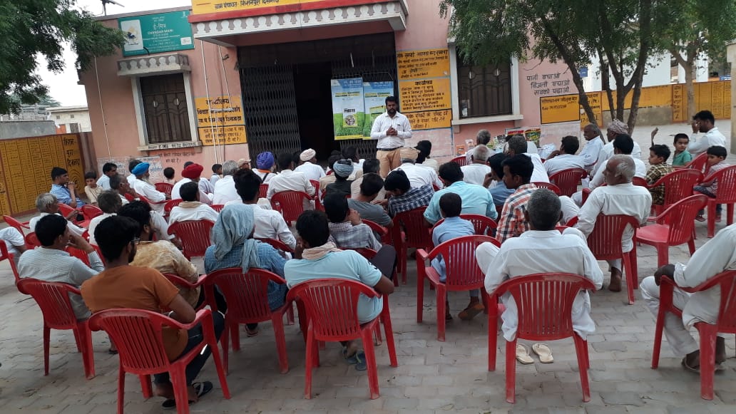 IPLBiologicals's tweet photo. IPL team organised #farmer meeting at Kisanpura village of Hanumangarh and explained them the benefits of #organic #farming using IPL #Biological products #VAMHD, #Phoster, #Zinko &amp; #PotashActiva in their #Cotton &amp; #Mung crops
#agriculture @IPLBiologicals https://t.co/NoDeIKKu5q