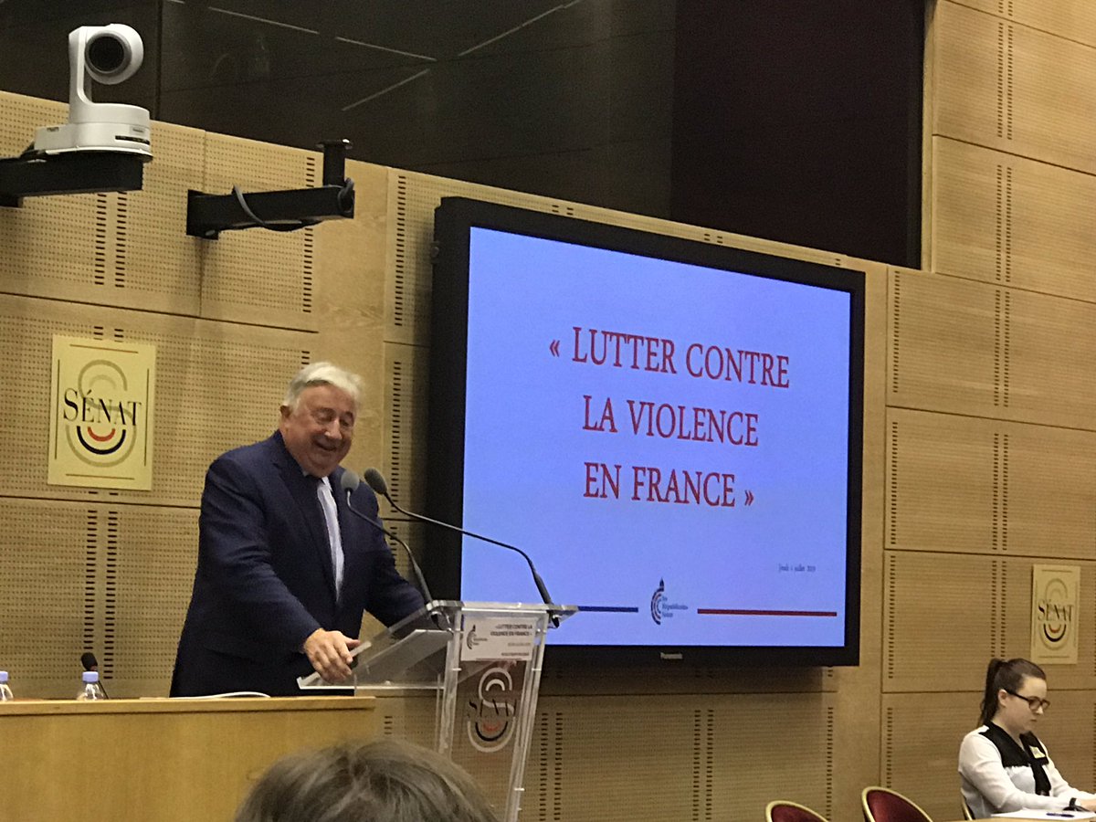 laurentmichel75's tweet photo. Ouverture du colloque #ColloqueViolence par @gerard_larcher il rappelle le rôle du #Senat dans la réflexion , le contrôle et la production #législative pour appréhender ce sujet. @fnb_officiel @Interiale @Bachelier_G https://t.co/cPMdov8IIy