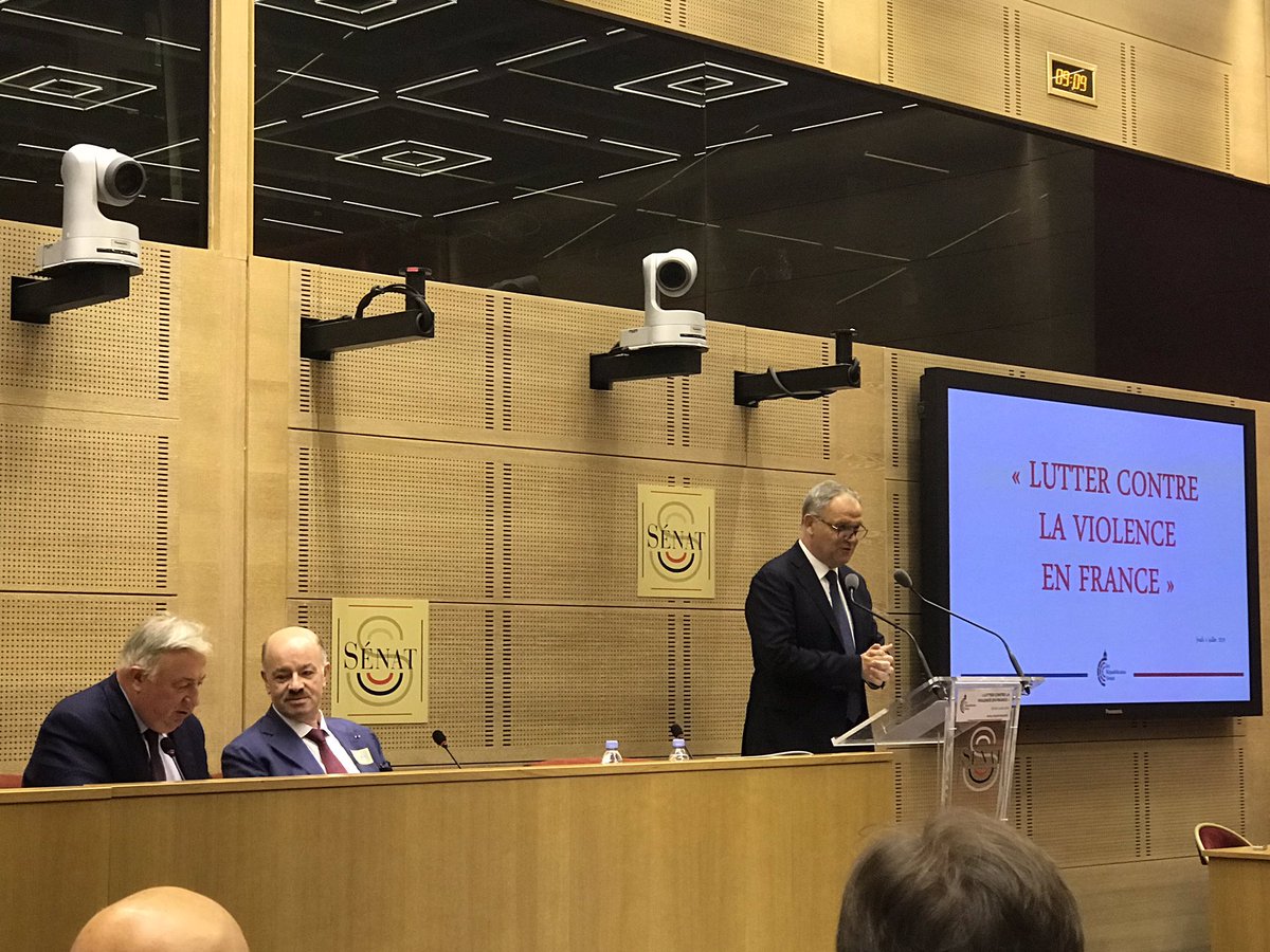 laurentmichel75's tweet photo. Ouverture du colloque #ColloqueViolence par @gerard_larcher il rappelle le rôle du #Senat dans la réflexion , le contrôle et la production #législative pour appréhender ce sujet. @fnb_officiel @Interiale @Bachelier_G https://t.co/cPMdov8IIy