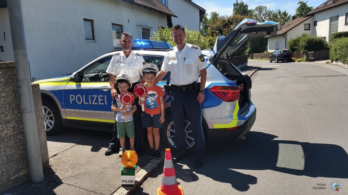polizeiopf's tweet photo. Justin (13) &amp; Luca (11) retteten den bewusstlosen 4-jährigen Jakob aus dem Schwimmerbecken im Freibad! Dank ihrer schnellen Hilfe erfreut sich Jakob bester Gesundheit. Gestern bekam er Besuch von unseren Kollegen der #Polizei in Neustadt a.d. WN. #zivileHelden #Zivilcourage https://t.co/5gGYfcY4p0