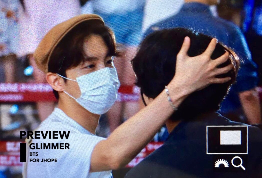 glimmer_seok's tweet photo. 190704 김포 출국 🛫

#제이홉  #정호석 #호석 #홉 #JHOPE
#방탄소년단 #BTS 
@BTS_twt https://t.co/1JUlxCO2ws