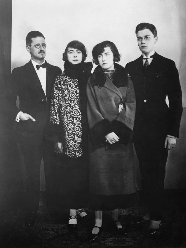  #Otd 1931: James Joyce & Nora Barnacle married in London, after being together for 25 years! Joyce 49 & Nora 47. Had 2 grown up children, Giorgio & Lucia (right in ). Tried to keep it secret (applied for licence 2 days before civil ceremony, full name, no birthplace/profession)