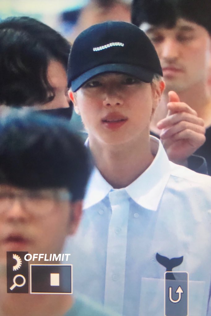 _offlimit_1204's tweet photo. 190704 김포출국 모자를 써도 반짝반짝 빛나는 우리 석지니ㅠㅠ 조��히 다녀와💛 착장도 넘예쀼다🐬🐳 #석진 #JIN #BTS @BTS_twt https://t.co/gAWzzDp8j5