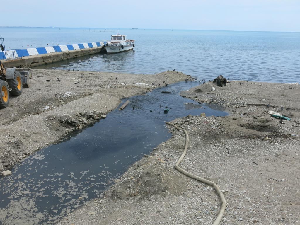 Канализация стекает в море. Коктебель канализация в море.