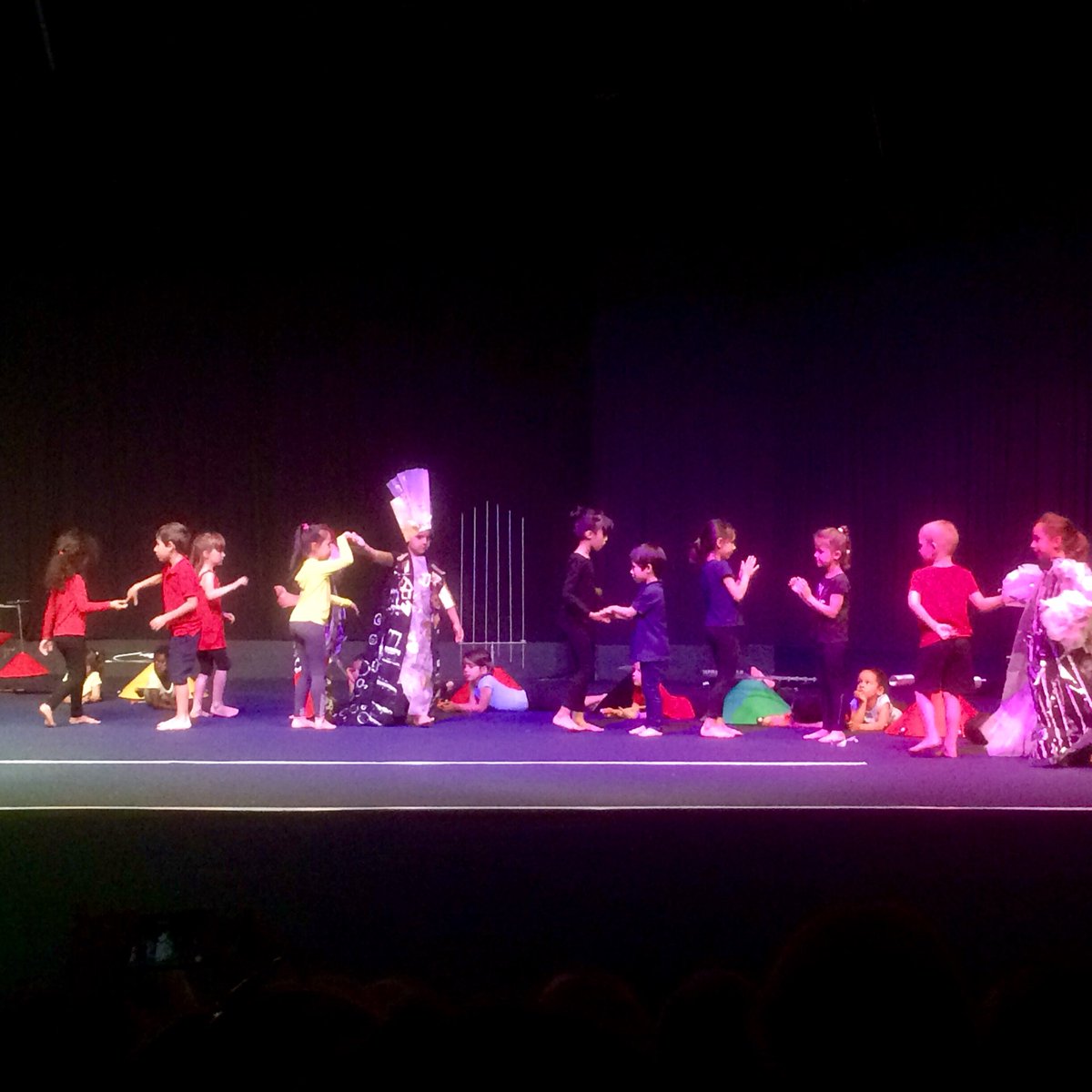 ageem_10's tweet image. Spectacle d’ouverture @congresageem19 #ageem #ageemversailles2019 
Toujours un émerveillement ! 
Bravo aux enfants, aux enseignants et à l’ @AGEEM_National de nous offrir ces formidables moments!