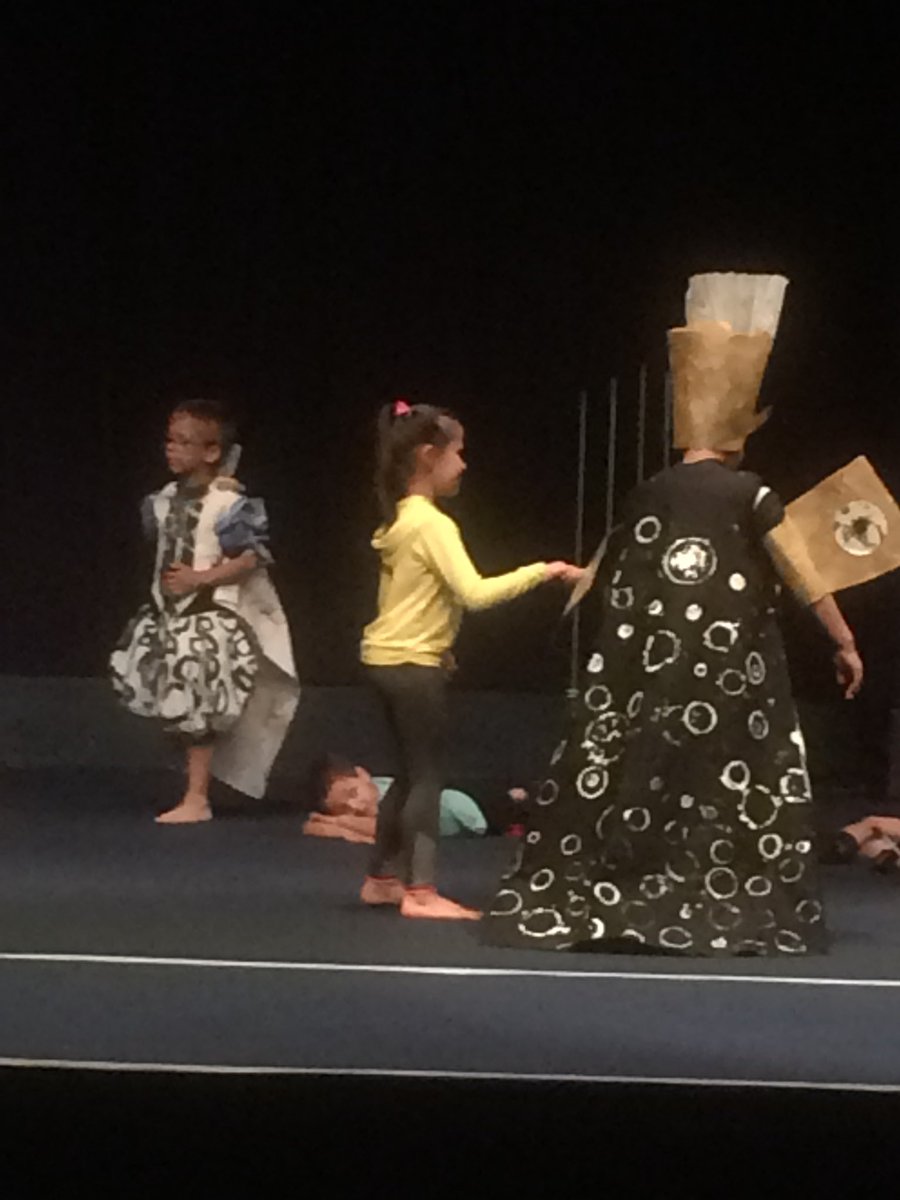 ageem_10's tweet image. Spectacle d’ouverture @congresageem19 #ageem #ageemversailles2019 
Toujours un émerveillement ! 
Bravo aux enfants, aux enseignants et à l’ @AGEEM_National de nous offrir ces formidables moments!